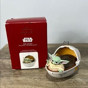 2020 HALLMARK THE CHILD BABY YODA - STAR WARS THE MANDALORIAN ORNAMENT